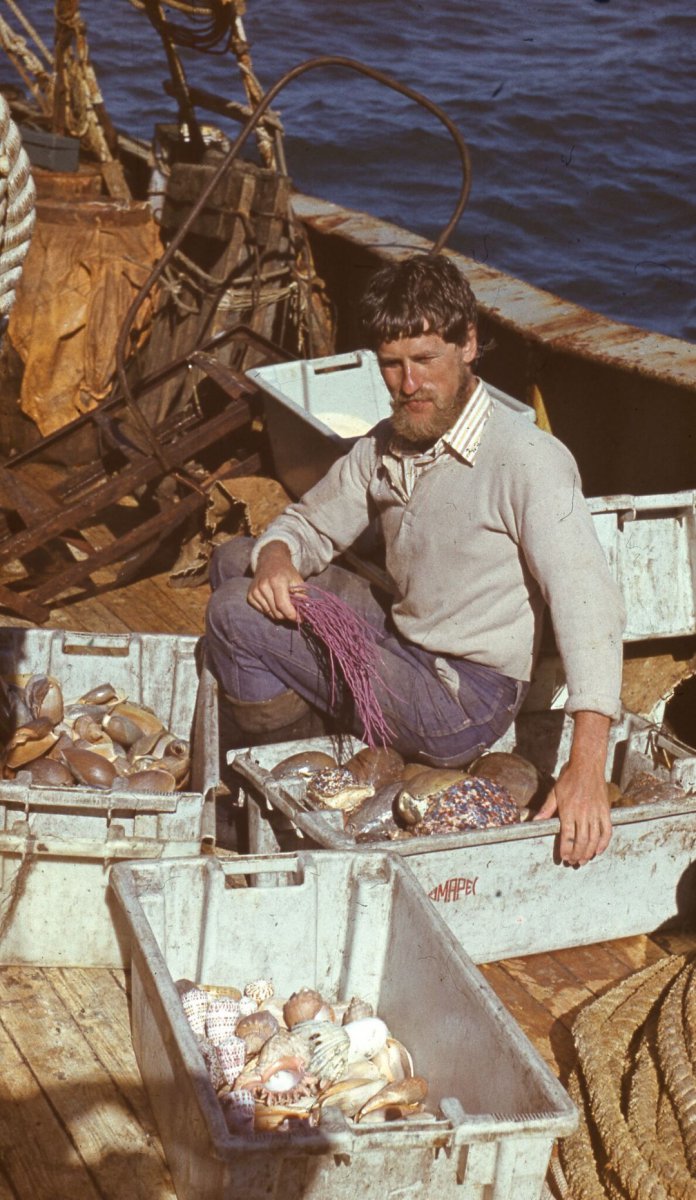 A. Každailis jūrų gamtos vertybių paieškoje traleryje VŽT-085 „Apatitas“. Atlanto vandenynas, 1975 m. gegužė. Nuotraukos autorius – E. Buivydas. Lietuvos jūrų muziejus.