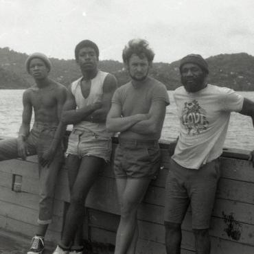 Klaipėdos jūrų muziejaus biologas Algirdas Stankevičius Karibų jūroje su Grenados žvejais, 1981 m. Nuotraukos autorius nežinomas. Lietuvos jūrų muziejus