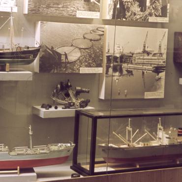 Laivybos istorijos ekspozicinis kambarys namelyje (H. Manto g. 14), XX a. 8 dešimt. Nuotraukos autorius nežinomas. Lietuvos jūrų muziejus