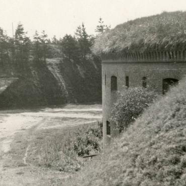 Vienišas Nerijos fortas, laukiantis muziejaus: centrinio reduto ir kiemo vaizdas iš šiaurės pusės, XX a. 3-4 dešimt. Mažosios Lietuvos istorijos muziejus