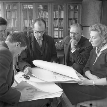 Klaipėdos kraštotyros muziejaus darbuotojai (iš kairės į dešinę) – A. Každailis, neatpažinta, Vitas Valatka, Kęstutis Elertas ir B. Elertienė – metai iki Jūreivystės / Jūrų skyriaus atidarymo. 1966 m. Nuotraukos autorius B. Aleknavičius. Klaipėdos apskrities Ievos Simonaitytės viešoji biblioteka