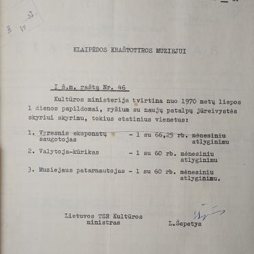 1970 m. kovo 24 d. Lietuvos TSR kultūros ministro Liongino Šepečio raštas Klaipėdos kraštotyros muziejui. Nuo liepos 1 d. patvirtinami papildomi trys etatai (vyresnio eksponatų saugotojo, valytojo-kūriko, muziejaus patarnautojo) Jūrų skyriui, prieš įsikeliant į naujas patalpas H. Manto g. 14 Mažosios Lietuvos istorijos muziejus